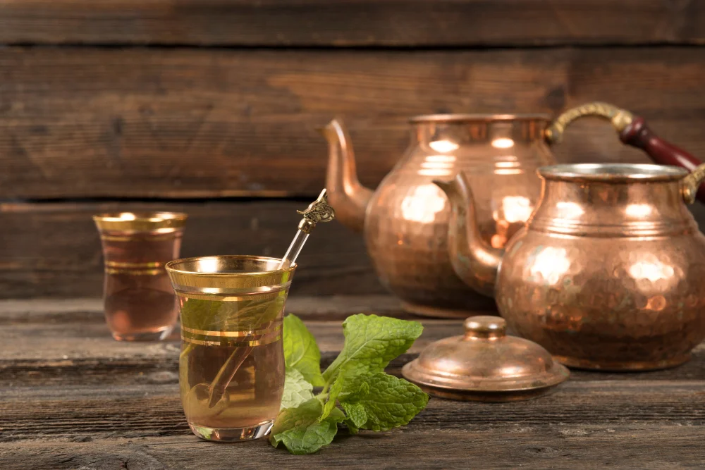 Warm herbal kahwa and mint tea for soothing digestion on an acid reflux diet in Pakistan.
