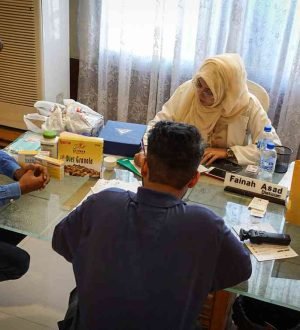 A medical professional discussing a personalized plan for diabetes management in Karachi with a patient.