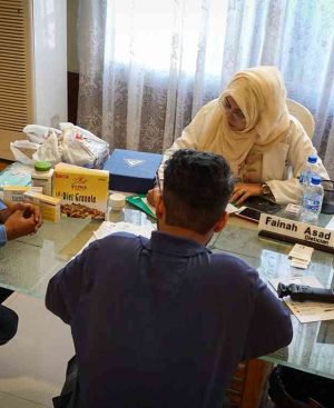 A medical professional discussing a personalized plan for diabetes management in Karachi with a patient.