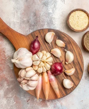 Fresh garlic, onions, and ground spices as low-sodium seasoning alternatives for the DASH diet in Pakistan.