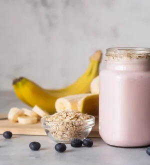 A nutritious banana and blueberry protein shake for weight loss with oats.