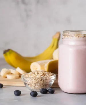 A nutritious banana and blueberry protein shake for weight loss with oats.