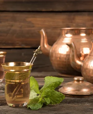 Warm herbal kahwa and mint tea for soothing digestion on an acid reflux diet in Pakistan.