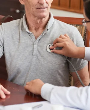 Doctor examining a senior heart patient during a cardiac diet consultation in Karachi.