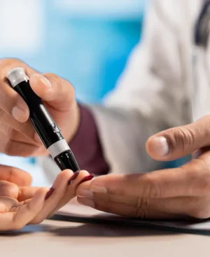A healthcare professional demonstrating how to use a weight loss pen injector during an Ozempic vs Saxenda consultation in Pakistan.