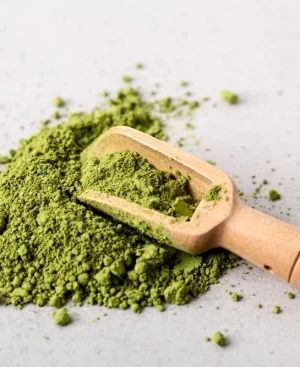 Fresh green organic moringa leaf powder in a wooden scoop, highlighting the natural moringa powder benefits in Pakistan for joint pain and metabolic health.
