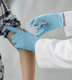 A doctor administering GLP-1 weight loss injections Karachi to a patient.