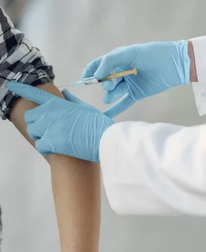 A doctor administering GLP-1 weight loss injections Karachi to a patient.