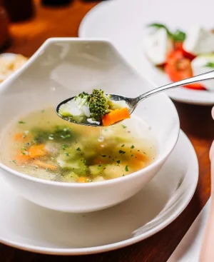 Clear fat-free broth for a soothing diet after gallbladder removal in Pakistan to prevent gut irritation.